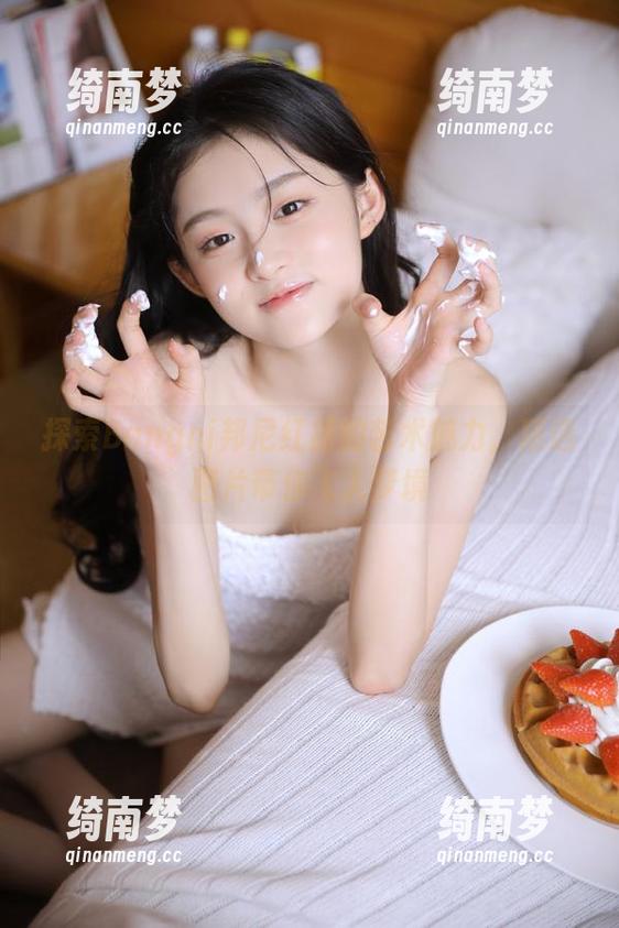 探索Bangni邦尼红裙的艺术魅力，精选图片带你飞入梦境