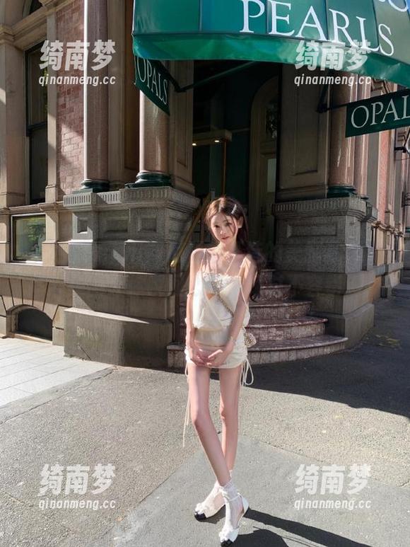 下载Bangni邦尼倾情打造的美腿写真，高清美图让你瞬间心动，绝对不容错过！