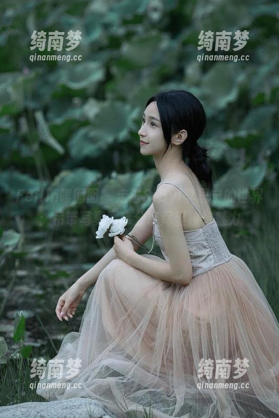 Feilin嗲囡囡 - 走进SiByl李思宁的世界：吊带写真图库分享尽显独特魅力