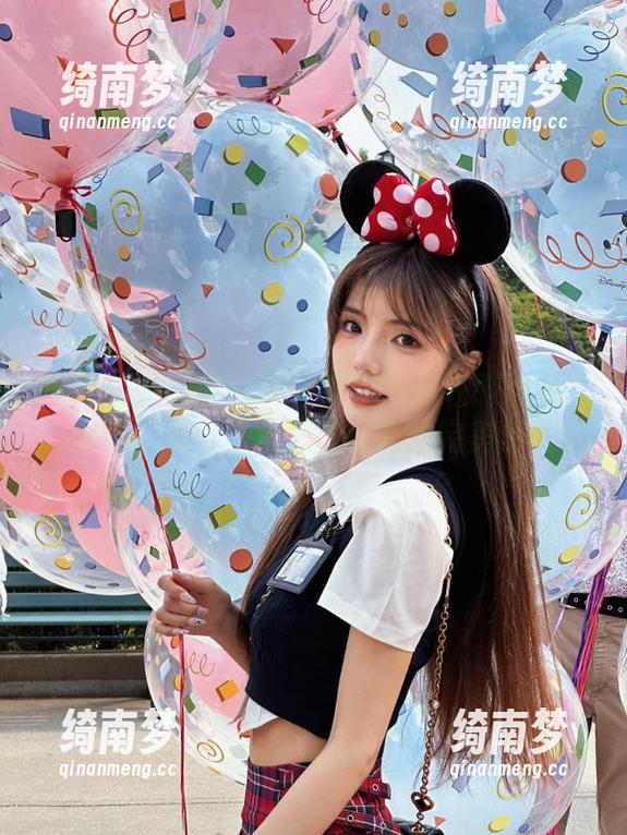 Feilin嗲囡囡 - 沐娜娜的私房校服图集：展现古典气质与现代风尚的完美融合
