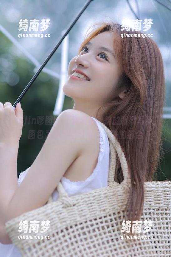 Feilin嗲囡囡 - 观看顾欣怡的眼镜写真，图包为你解密时尚与个性的融合