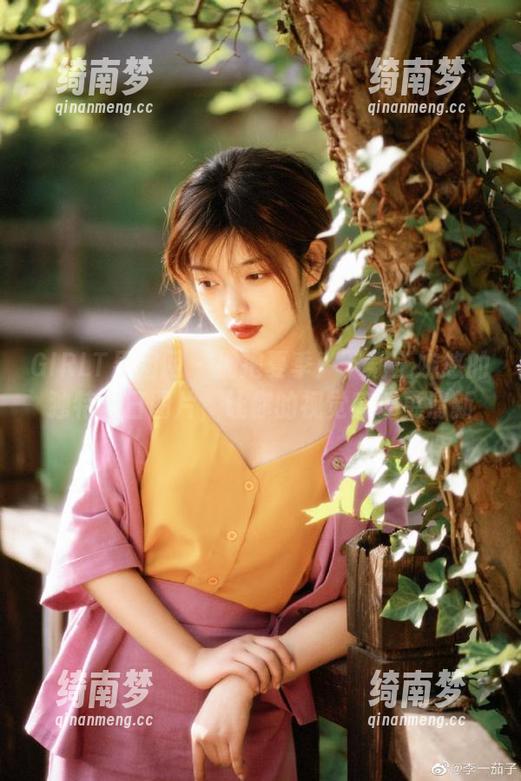 GIRLT果团网 - 拥抱夏季：下载王婉悠的独特夏日图片，让你的视觉感受更清新
