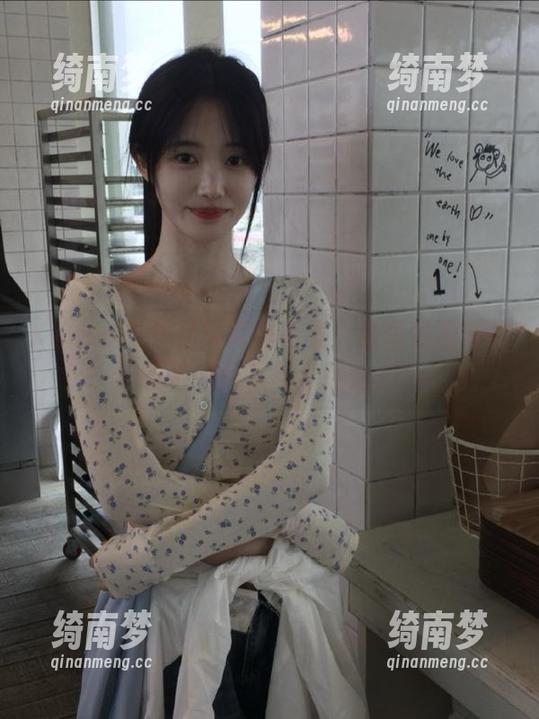 KuukoW长腿写真作品集：海量资源带你领略她的风采与个性之美！