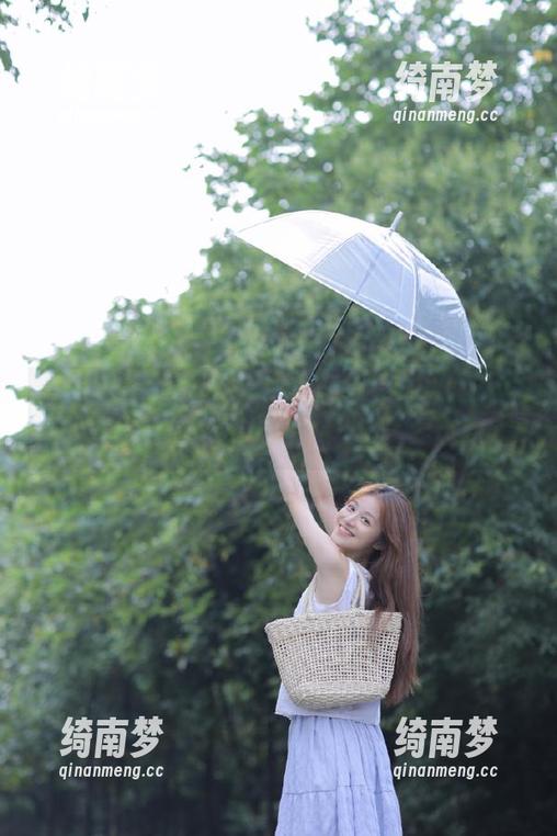 MissWarmJ的独特视角：无圣光作品中的KDA阿狸（英雄联盟）动人瞬间