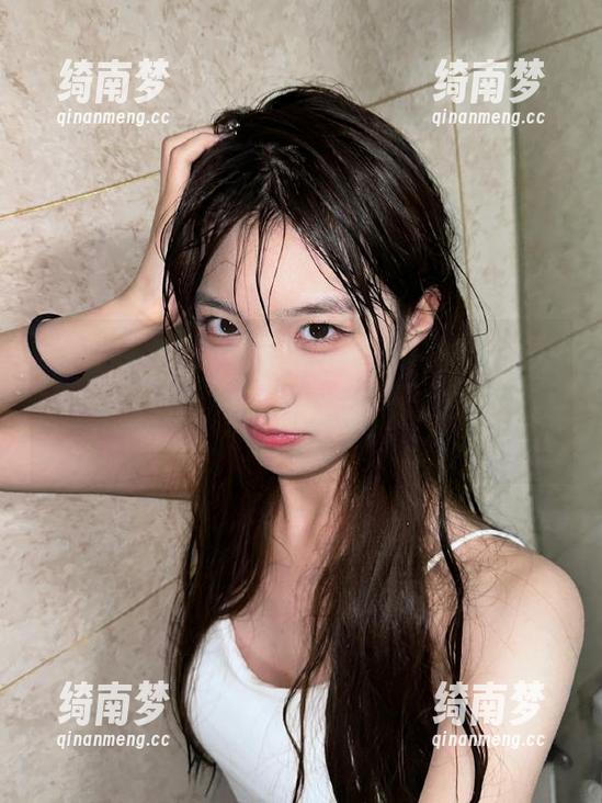 PDL潘多拉 - 尽情欣赏最新可乐VickyJK的写真杰作，原图透视她与众不同的时尚视角。