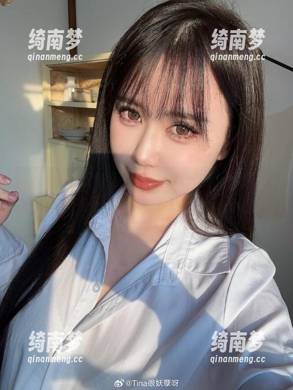 获取Tina很妖孽呀高跟鞋写真高清作品，免费下载独特风格与气场！