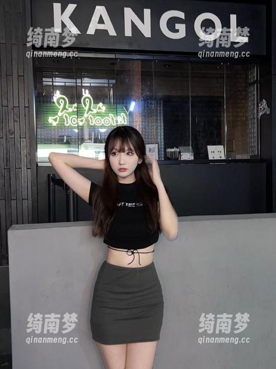 TouTiao头条女神 - 最新信悦儿镂空写真原图，感受无尽的美丽与魅力！
