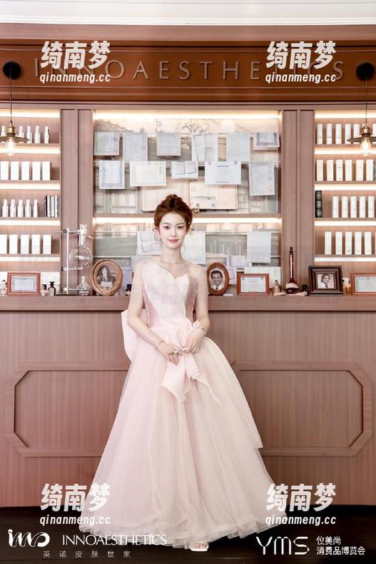 UGirls尤果网 - 打破常规的界限，周予然女王最新写真作品展现无限创意与风格