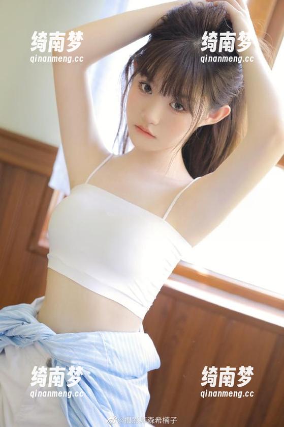 UGirls尤果网-妮小妖 UGirls尤果网 - 妮小妖高清写真作品集:优雅眼镜展现别样风情与魅力