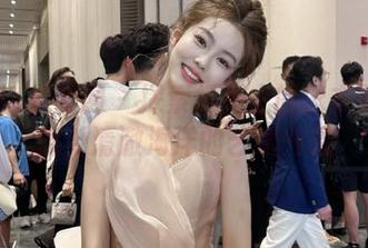 UGirls尤果网 - 探索杨乔之的泳衣写真：感受清澈海洋的艺术气息