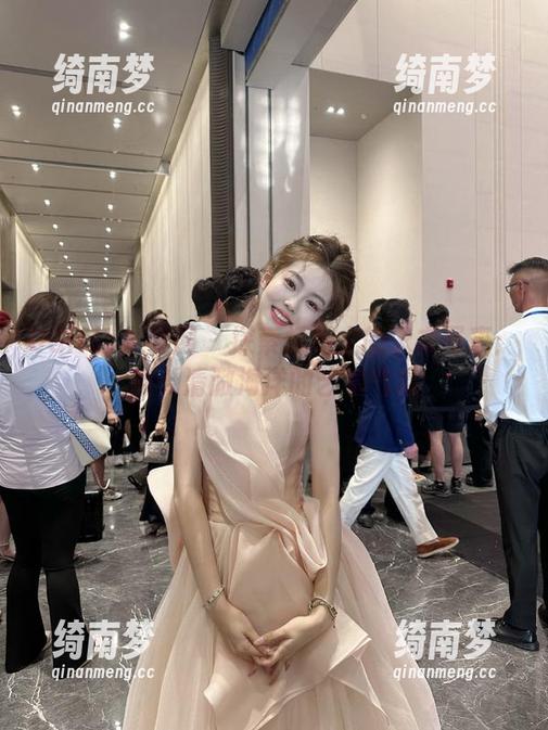 UGirls尤果网 - 探索杨乔之的泳衣写真：感受清澈海洋的艺术气息