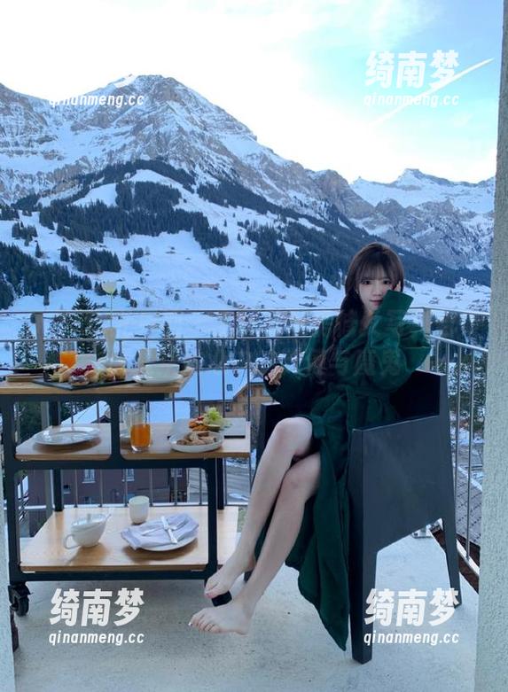 UGirls尤果网 - 王瑞儿私房修女写真合集：探索她心中的天使与魔鬼