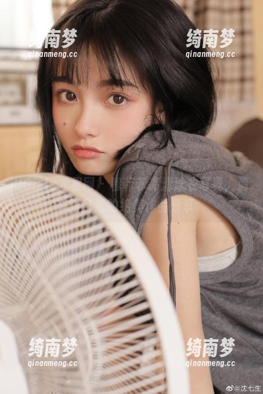 UGirls尤果网 - 穆菲菲高清泳衣写真，清新自然的绝美作品分享