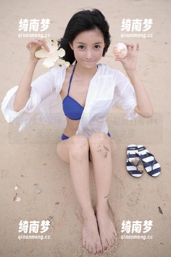 UGirls尤果网 - 探索赵伊彤的黑白写真：无圣光之下的美图艺术之旅