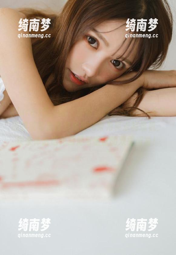 Xiuren秀人网-sophie余冰 Xiuren秀人网 - 眨眼之间,sophie余冰的眼镜写真图集竟然化身为笑点制造机,快来体验这种视觉与幽默的双重盛宴!