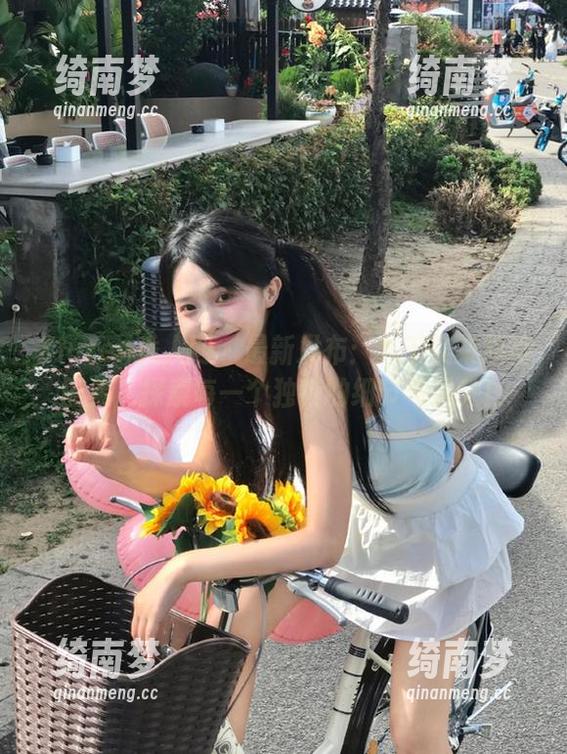 Xiuren秀人网-九千柒柒 Xiuren秀人网 - 最新发布:九千柒柒旗袍图集,探索每一个独特的细节与风采!