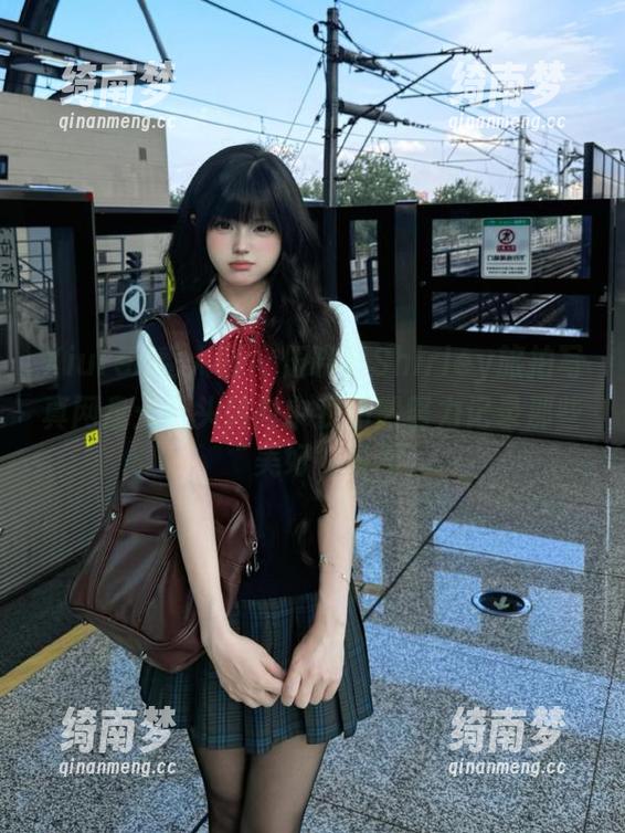 Xiuren秀人网 - 伍晓丽Shirley旅拍写真网盘：晕头转向中我仍然努力记录那些“美好”瞬间