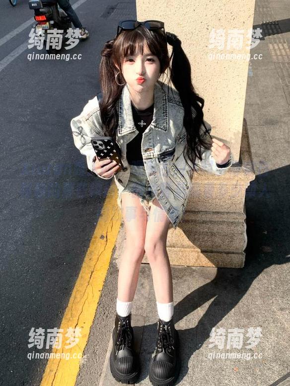 Xiuren秀人网-古月小同学 Xiuren秀人网 - 观看古月小同学身穿白衬衫的那些瞬间,图片背后藏着多少动人的故事与情感!