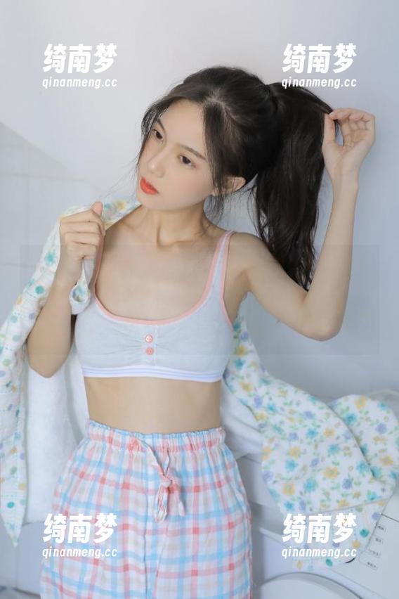 Xiuren秀人网 - 捕捉周周不吃香菜的每一个瞬间：高清比基尼美图，尽显青春火辣魅力，绝对不容错过！