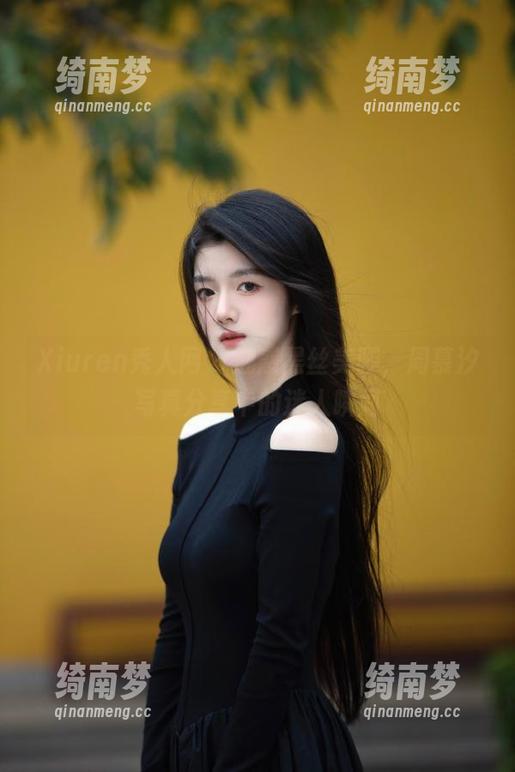 Xiuren秀人网 - 魅惑黑丝美腿，周慕汐写真分享中的迷人瞬间
