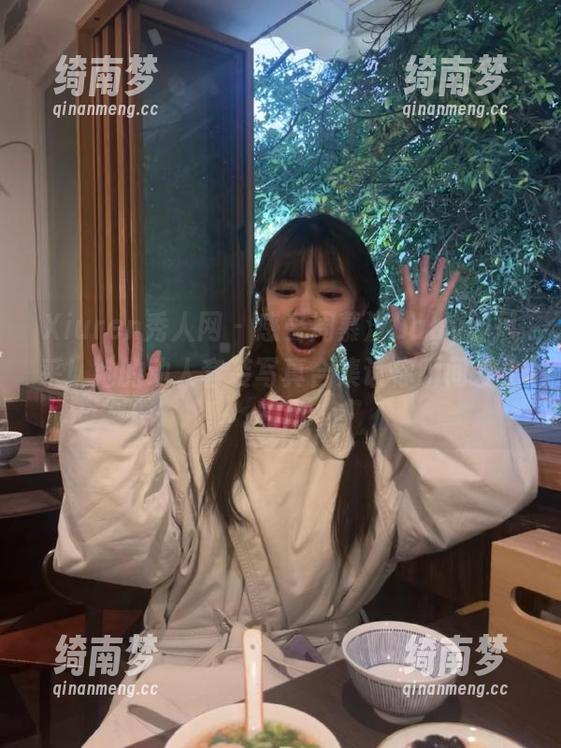 Xiuren秀人网 - 感受周慕汐baby的风采！她的动人套装写真合集让你瞬间爱上时尚