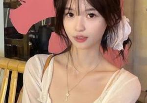 Xiuren秀人网 - 探索易阳Silvia的私房艺术，丝袜图包中隐藏的柔情瞬间