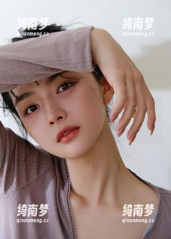 Xiuren秀人网 - 在天台上倾情绽放，观看林文文yooki的写真合集，感受美丽的无限可能！