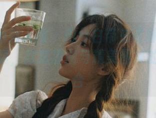 Xiuren秀人网 - 田兮白带来《妹妹》的最新写真，欣赏原图与精美图集的完美融合