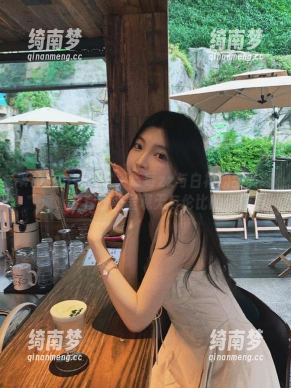 Xiuren秀人网 - 草莓zz与白裙的甜美邂逅，全套原图呈现无与伦比的优雅