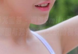 YouMi尤蜜荟 - 邂逅Emily尹菲少女：美丽原图与独特套图交织的视觉体验