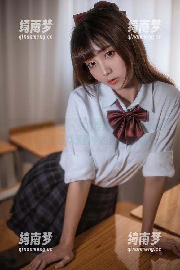 YouMi尤蜜荟-菲儿beauty YouMi尤蜜荟 - 多角度欣赏:菲儿beauty泳池写真原图中的自然与优雅