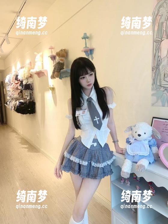 YouMi尤蜜荟 - 迷人黄歆苑最新泳衣套图，释放青春的无限魅力