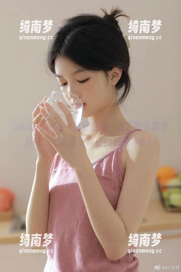 beautyleg - 美图更新：赵芸的礼服穿搭秀，带你感受华丽的视觉冲击！