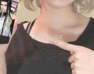 红色格子与yoko夏宅的不和谐：写真图包中的自嘲与幽默