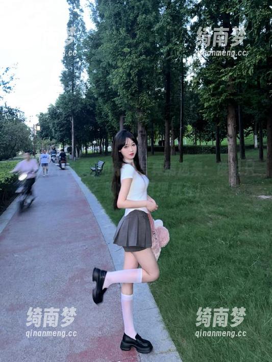 いくみ(育美)的裸足写真精选集：谁说只看脸？脚才是真理所在！