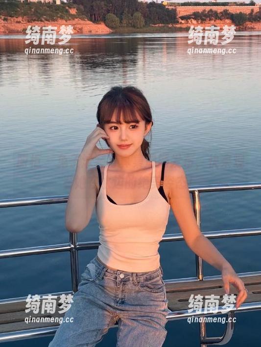 丽柜-兔子 丽柜 - 兔子泳装写真集震撼发布,快来观看她在水边的绝美姿态!