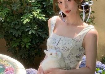 丽柜 - 全套写真精选：婷婷在红裙中的迷人气质与风采