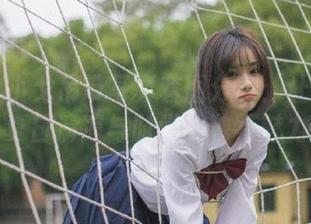 丽柜 - 小戈吊带写真套图分享：让我们感受夏日清凉与时尚的独特魅力！