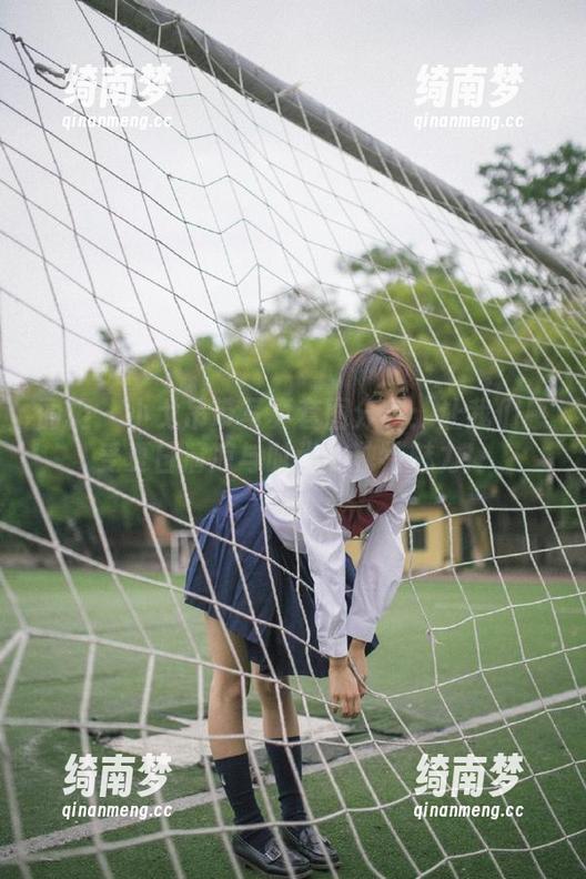 丽柜-小戈 丽柜 - 小戈吊带写真套图分享:让我们感受夏日清凉与时尚的独特魅力!