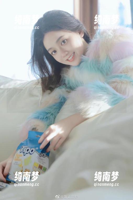 丽柜-小璐璐 丽柜 - 在小璐璐丝袜的映衬下,探索写真中动与静的完美结合