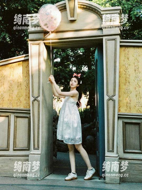 丽柜 - 钟晴白色奇幻：图集分享她的气质与风格交融