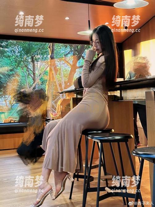迷人写真作品，你烨烨的女王指挥官壁纸引领潮流风向