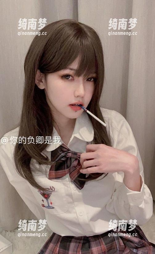 原图中的“你的负卿”和“浴缸”，绝对是壁纸界的扛把子！