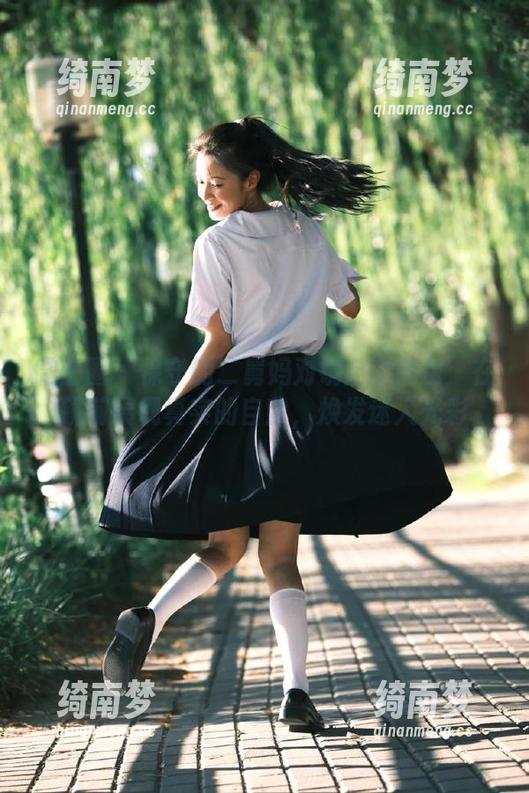 保守的二舅妈 微密圈 - 保守的二舅妈对镜全套图包:在镜前展现真实的自我,焕发迷人光彩