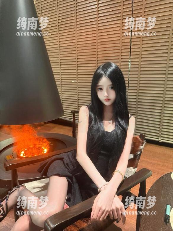 克拉女神 - 探秘“嘉萌”御姐的写真作品，感受每一张图片背后的故事与情感