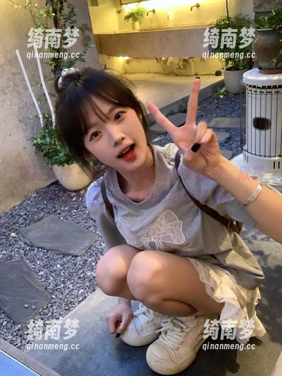 克拉女神 - 大阳白色套图更新上线，欣赏独特风格，感受她的摄影艺术！