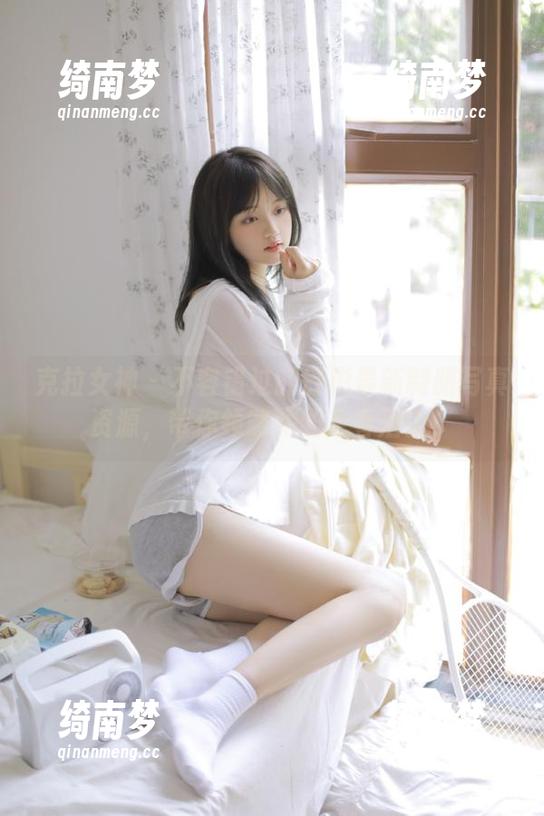 克拉女神 - 不容错过的舒彤最新制服写真资源，带你领略她的青春活力！