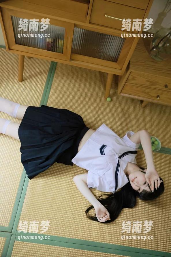 克拉女神 - 探索菲菲的户外写真套图，20张神秘瞬间记录她与自然的浪漫旅程