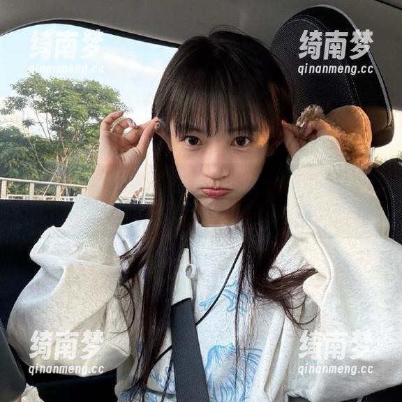 克拉女神 - 赵雨静短裙美图分享：最新摄影作品展现别样的风格魅力