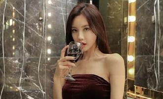 兔玩映画新作发布，绝对领域制服裙的原图与精美照片让你大开眼界！